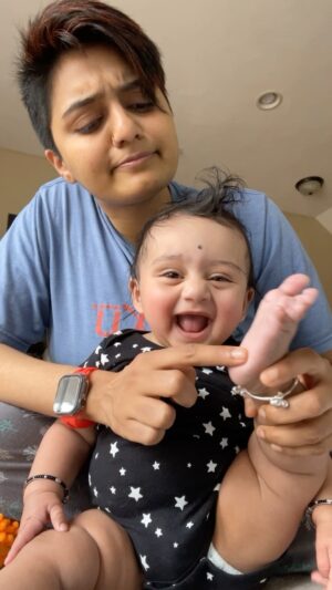 Iswarya Prabakar Instagram - Hellooooo.. India va? Anga en Rani paati irukangala??? Avangaluku #happybirthdaytoyou sollanum 🎂🥳 @raniprabakar !!
•
#grandmabirthday #missingfamily #familyiseverything #dial #babyfun #babyfunnyvideo #momanddaughter #may25 #kalki #babyk #iceicebaby