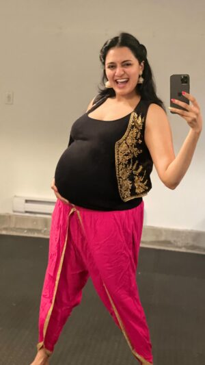 Iswarya Prabakar Instagram - Saving the BEST for LAST…💃🏻
#week36 #9monthspregnant 🤰🏻 
•
Do you really think I would have missed dancing #karakam during my #pregnancy 🙈… like the lyric says *Enaku thudikatha narambu illa kottu adichaa.. adraaa…#dancermom …❤️‍🔥
••••••••••••
I had so much fun filming this…hope it reflects while you watch 🥰
•
#karakamwithice #newmom #iceicebaby #preggy