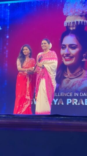 Iswarya Prabakar Instagram - Have been giving awards for many years and this is my 1st stage as an AWARDEE ✨ Thank you @she_india @she_awards for this honor 😇
#excellenceindance #karakamice #ilovekarakam
#GRATITUDE
•
Thank you @narmadhaveni @teju_ashwini @pranessh_kannappan_pk @ganeshsingh_s for being there for me 🤗🥰
•
Wardrobe @sripalasa 🥻
Jewelry @thegarnet.in 
Make up @mua_supriya 
Hairstylist @azlin_makeover 
Saree draping @duskypalette_by_abi