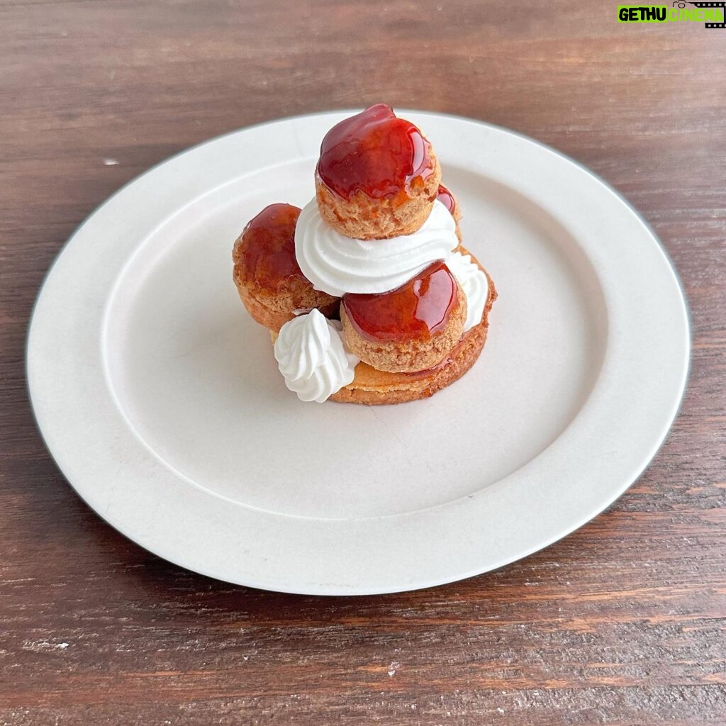 Ito Ohno Instagram - おとなの週末webにて、スイーツコラム第4回目が掲載されています。 パリセヴェイユさんのサントノーレと私作とを比べながら、パリセヴェイユさんの美味しさを書いています❣️ ぜひご覧ください🍁 #おとなの週末web #サントノーレ #手作りお菓子