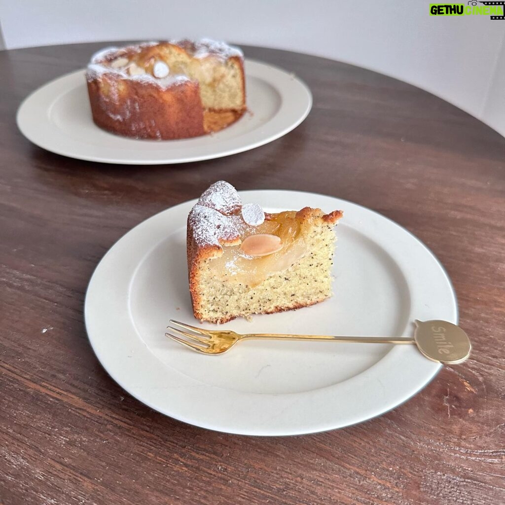 Ito Ohno Instagram - 洋梨とアールグレイの丸型パウンドケーキ🍐🫖 どなたか食べてください。🌱 #手作りお菓子 #洋梨と紅茶のパウンドケーキ