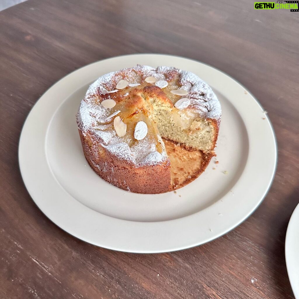 Ito Ohno Instagram - 洋梨とアールグレイの丸型パウンドケーキ🍐🫖 どなたか食べてください。🌱 #手作りお菓子 #洋梨と紅茶のパウンドケーキ