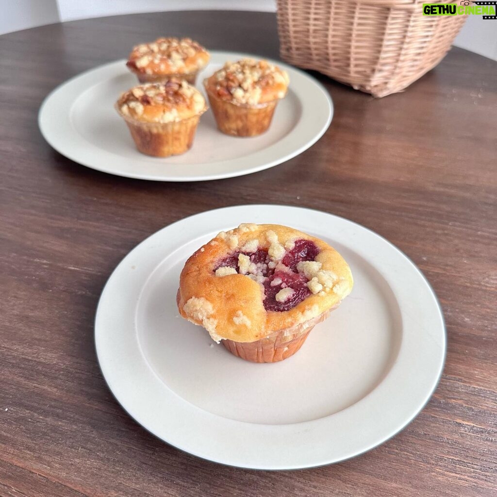 Ito Ohno Instagram - キャラメル&胡桃のマフィンと いちごのマフィン、手作りしました🍓 しっとりふわふわ。🌷 友人へプレゼント。😌 #胡桃キャラメルマフィン #ストロベリーマフィン #手作りお菓子