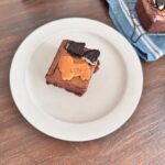 Ito Ohno Instagram - アメリカのお土産でいただいた、ブラウニーミックス粉で、 食べっこどうぶつとオレオのブラウニー作ってみました。友人たちにお裾分け🐱 生地には粗く刻んだソルティチョコレートも入れました💭 #オレオブラウニー #たべっ子どうぶつブラウニー #手作りお菓子 #fatwitchbakery