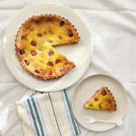 Ito Ohno Instagram - イチゴのフランタルト作りました。 カスタード生地に甘酸っぱいイチゴがマッチして、リピートして作りたいな😌✨ おとな週末webでは、連載中のスイーツコラムが新しく更新されております。おすすめの焼きタルトのお店を紹介しているので、ぜひご覧ください🍓