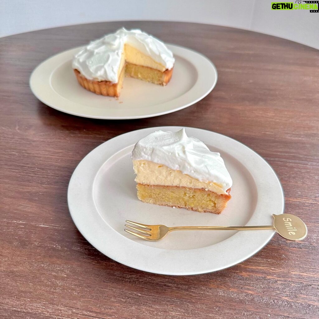 Ito Ohno Instagram - レモンタルト手作りました。アーモンドタルト生地に、レモンクリーム、レモンスプレッド、そしてホイップクリーム。 作ったのはいいのだが、誰か食べてくださる方はおらぬか。🍋🍋 #レモンタルト #手作りお菓子