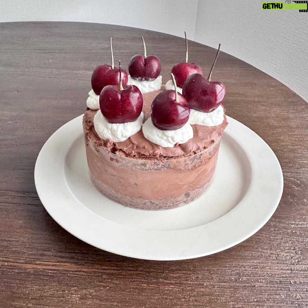 Ito Ohno Instagram - アメリカンチェリーのムースショコラケーキ、手作りしました🍒美味しいと言ってもらえたよ☺️ #手作りお菓子 #ムースショコラケーキ #断面はチェリーコンポートも挟んでます