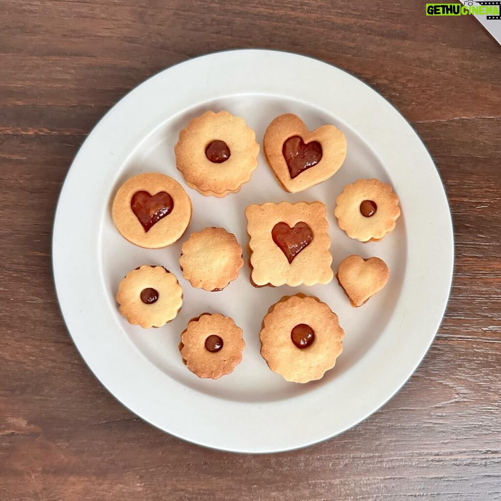 Ito Ohno Instagram - リョウラさんの空になったクッキー缶で、年末にジャムサンドクッキー缶を作りました。🍑今年のお菓子納めです。 そして昨日、舞台稽古場にて仕事納めでした。 稽古場では笑いが絶えません☺️ 今年も一年、皆さまお疲れ様でした。 ありがとうございました。 温かくして、良いお年をお迎えください🎍 #ryoura #クッキー缶 #ジャムサンドクッキー #年末お菓子作り