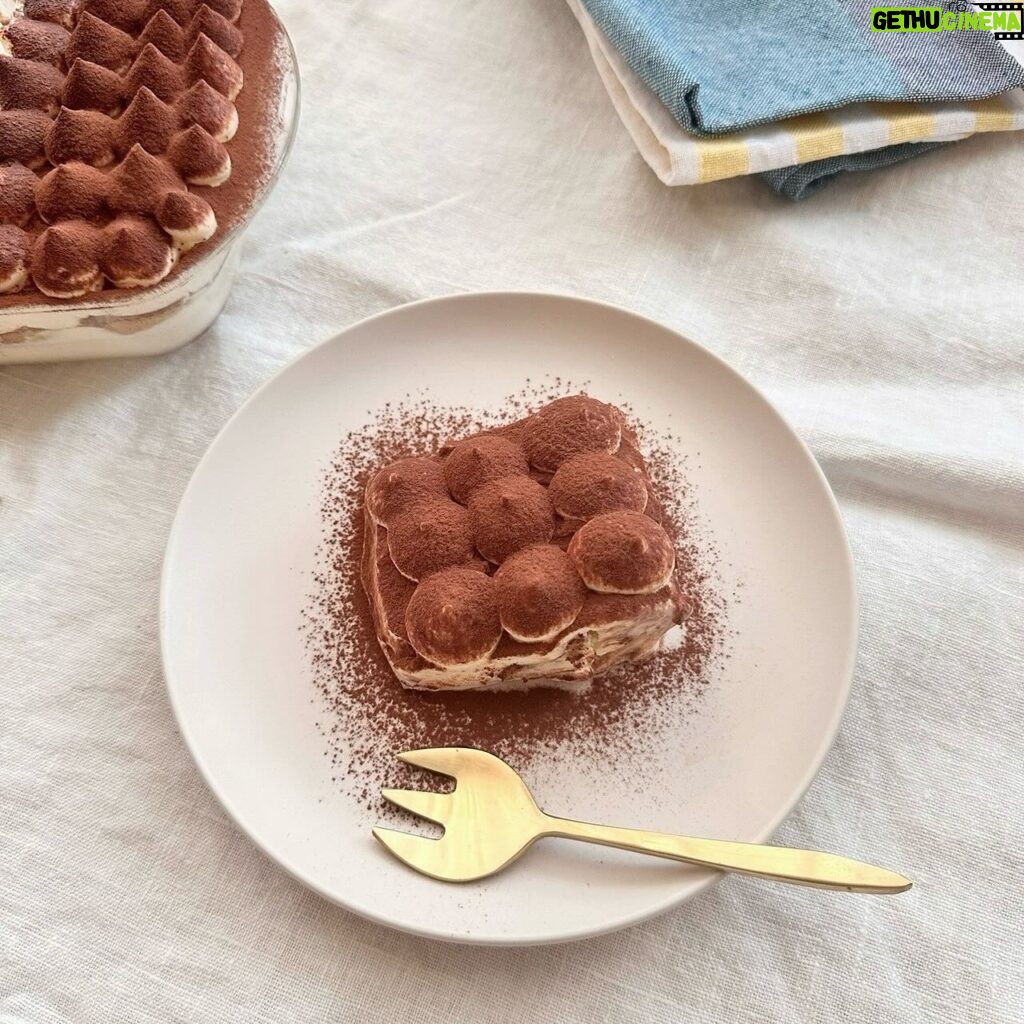 Ito Ohno Instagram - ティラミスと、ティラミスケーキ作りました。 最近、コーヒー味のお菓子に目覚めております…☕️ 皆さんはどっち派ですか？🥹 よかったら教えてください🕊️ #ティラミス #ティラミスケーキ #手作りお菓子