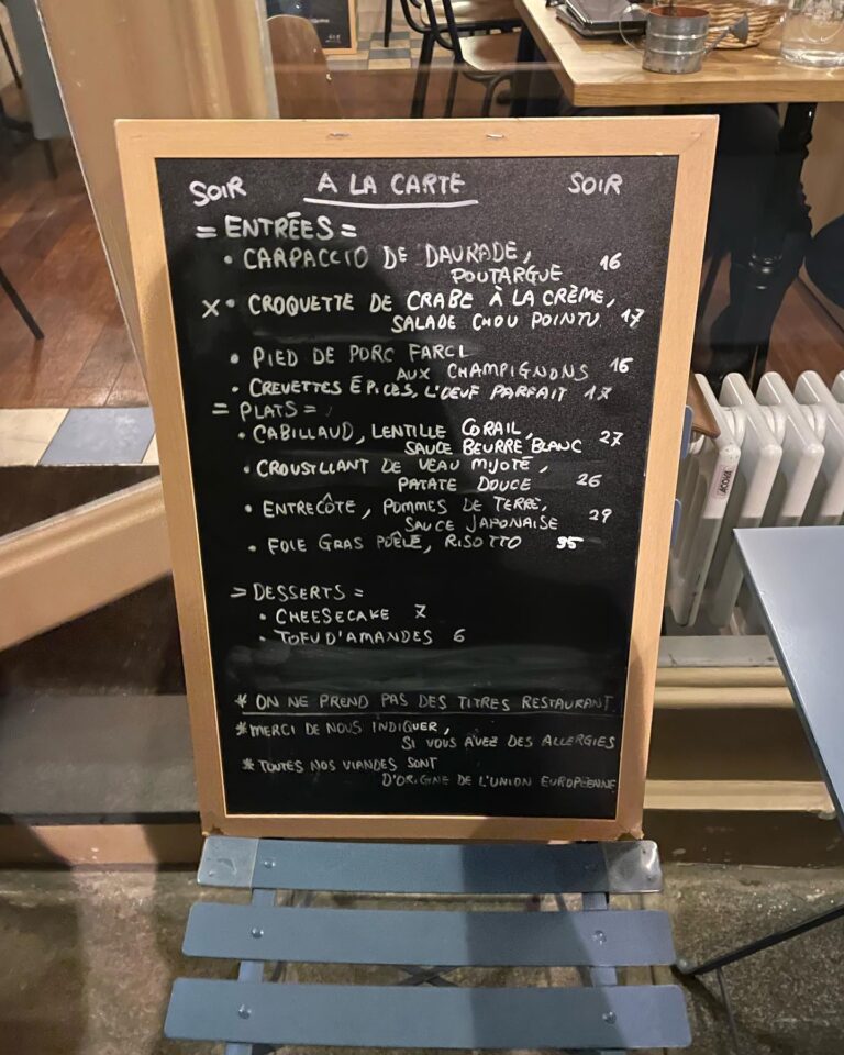 Ito Ohno Instagram - フランスで、バケットサンド片手に、道を歩く。 念願叶いました😽✨ 夕食後に食べたチーズケーキはトロトロでした。 どちらもとっても美味しかった🫶 ご馳走さまでした。 #フランス #パリ #撮影の合間に 衣装 コートandワンピース @toryburch