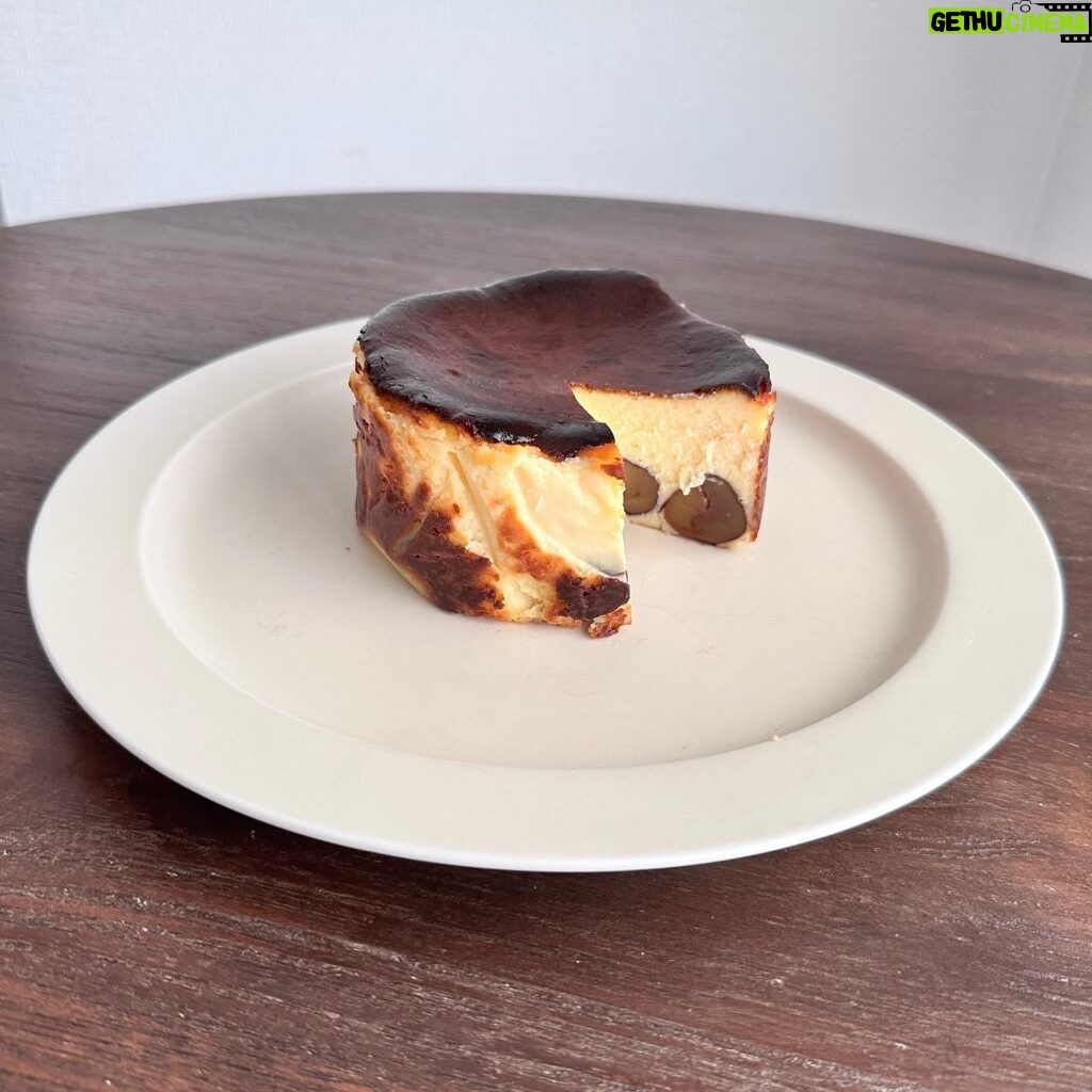 Ito Ohno Instagram - 先日食べたバスクチーズケーキがとても美味しかったので、季節の栗を入れて作ってみました☺️ これは良い出来💐 #バスクチーズケーキ #栗のバスクチーズケーキ #手作りお菓子