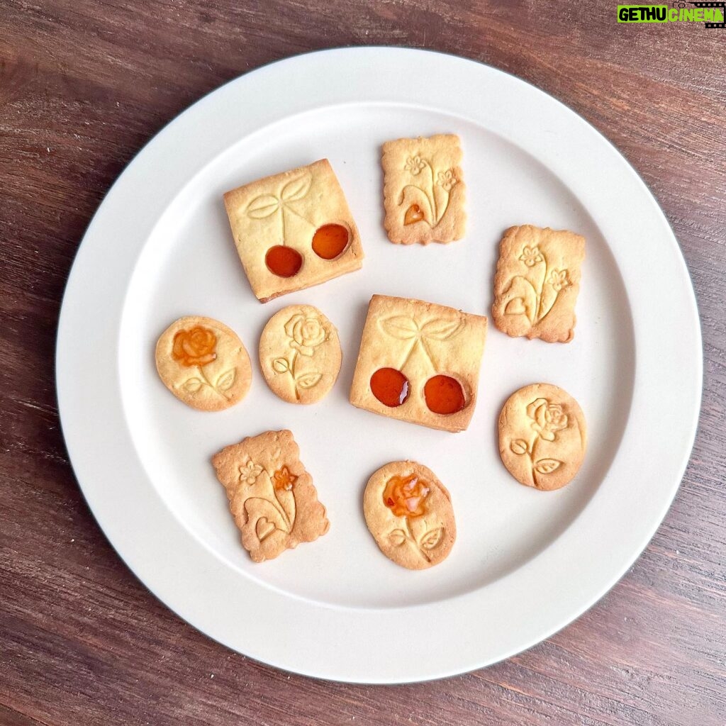 Ito Ohno Instagram - 型抜きクッキー作りました。 昨日、お裾分けしてきました☺️🍀 #ジャムクッキー #型抜きクッキー #手作りお菓子