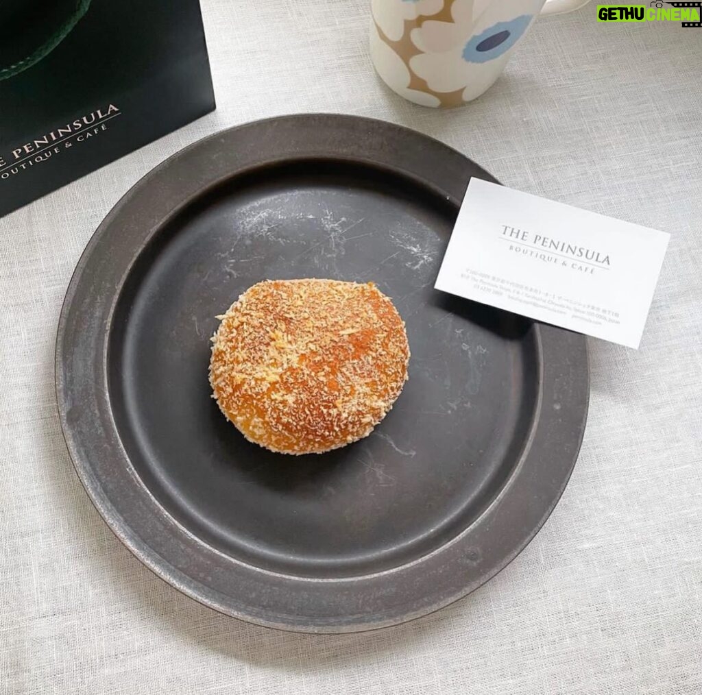 Ito Ohno Instagram - ザ・ペニンシュラ東京の焼きカレーパン。生地はしっとり、もっちり。ほんのり辛く、美味しく頂きました☺️ #ザペニンシュラブティックアンドカフェ #いとのぱん