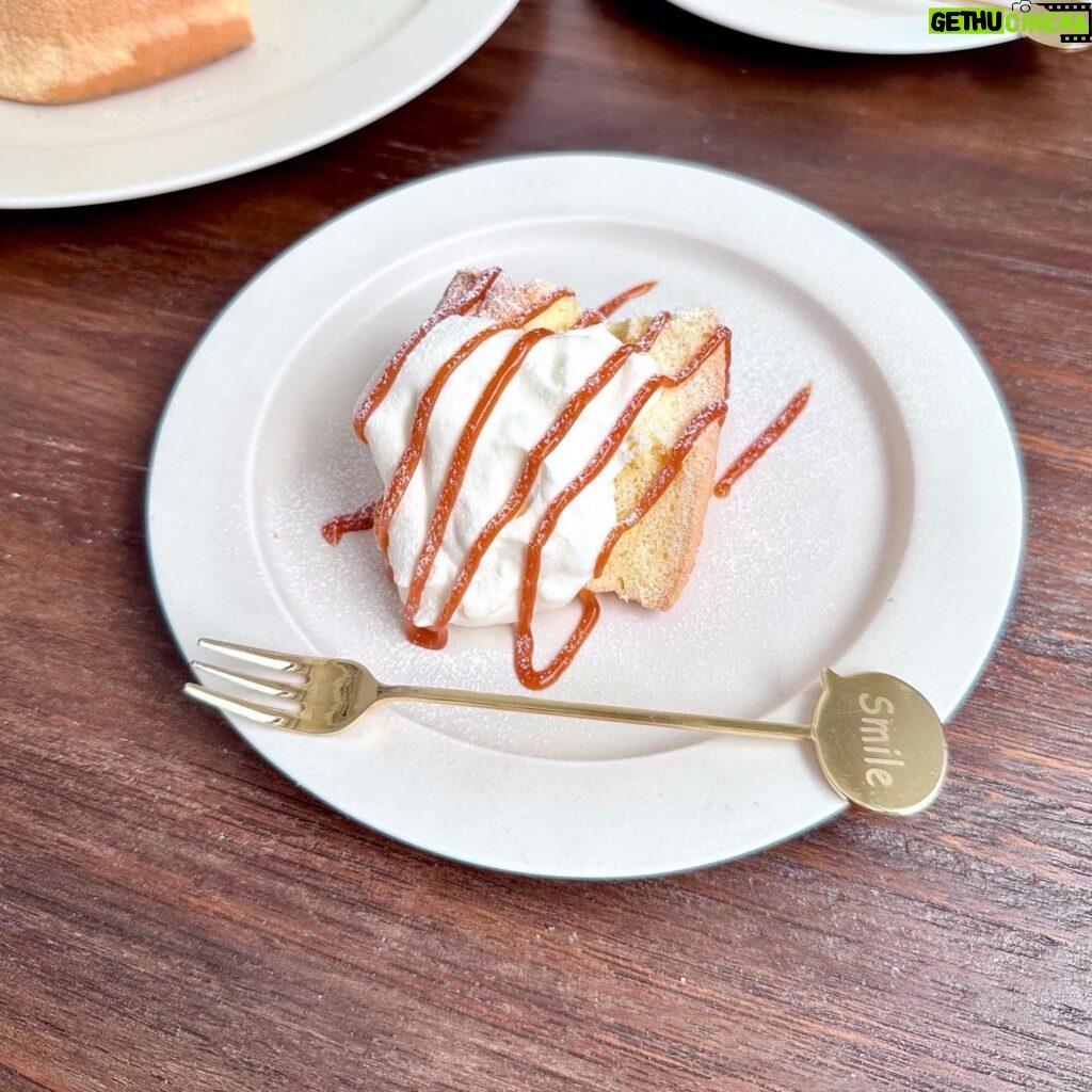 Ito Ohno Instagram - シフォンケーキに生クリーム➕手作りの苺ジャムと、こちらも手作りしたキャラメルソースをトッピングしてみました。どちらがお好みですか？☺️ #手作りお菓子 #シフォンケーキ