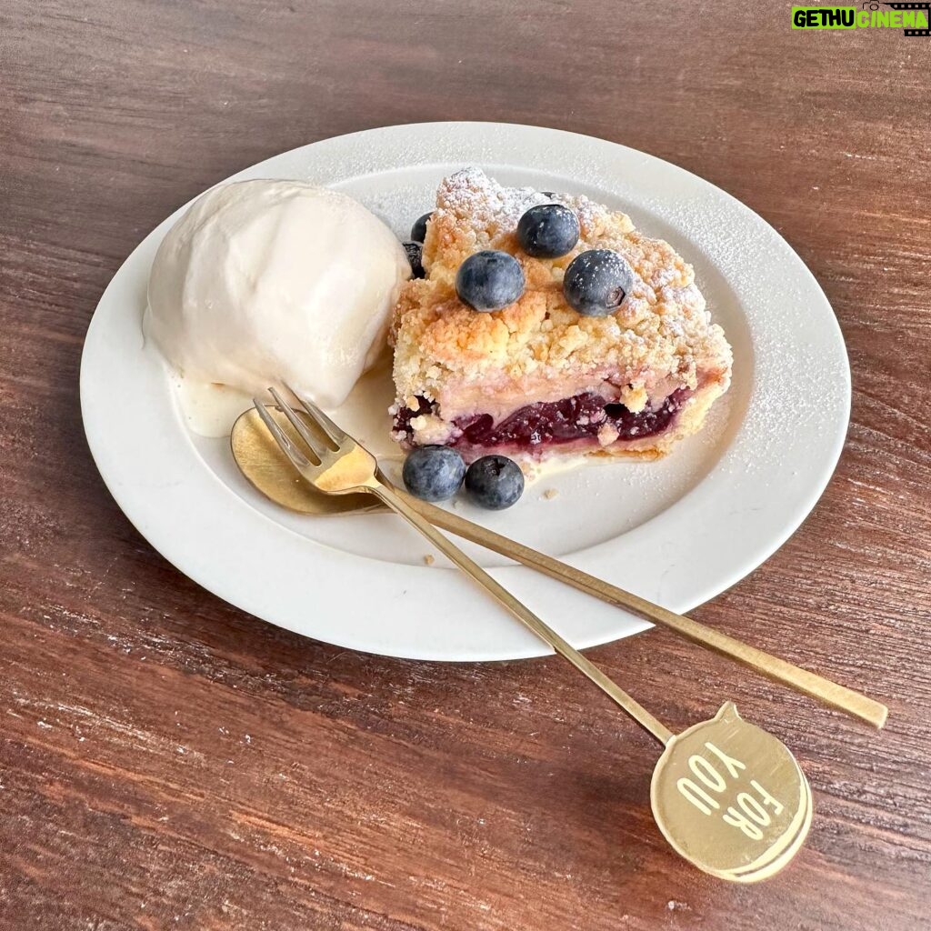 Ito Ohno Instagram - クランブルチェリータルト。 アイスとブルーベリーをトッピングしてみました🫐🍨 食いしん坊さん。🤤 #クランブルチェリータルト #手作りお菓子