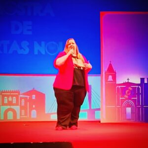 Itziar Castro Instagram - Lo que pasa en Noia no se queda en Galicia 🐙🔥 

Así fue la presentación de nuestro corto “L@ Cita” en la @mostracurtasnoia 

Grazas siempre @alfaiaproduccion 

#lacitacorto #lacita #noia #queimada #galicia #galiciacalidade #festival #corto #cortometraje #itziar #itziarcastro #itziarcastrovisavis #shorfilm #womendirectors #womenfilmmakers #mujerdirectora #queer #queercinema #lgtb #lgtbi #lgtbiq #lgbt #lgbtqia #lesbianlove #womenfilm #comediaromantica #romanticfilm #romanticcomedy #igualdad #diversidad
