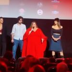Itziar Castro Instagram - Aún con resaca emocional por lo vivido ayer en el @palacioprensa en la première de #LaCitaCorto sólo puedo decir GRACIAS 🐙 @carla.antonelli @beatrizmbula @noeliamarlo_ @rocio_saiz @huichi_chiu @soyalbariconavarro @lluisavalldaura @mariaisabeldiazlago @palmaagustina @_alejacastello @ceciliagessa @gessasproducciones @hugogmolero @rumbo_films @amcaproducciones @georginarabasso @amantisoficial @pariente.susana @rut_alcala @susanapenamua @spg_woman @pepemilanshoes @evitacalleja @prismaideas_ @cerocomunicacion @idolyagency_official @thehypemadrid @zuppa.es @saboriz_es @agua.nea @miwirealdrinks @lemongrass_spain @komvidakombucha @cheesecakeavenue.es @sweetdeliverymadrid @funtastyc_es @libe_uniquecocktails @martacarinomadrid @rcservicemadrid @kbnnextmedia @okmobility @gramona1881 @ignacio_furest @circuitfestival #premiere #palaciodelaprensa #cortometraje #itziar #itziarcastro #itziarcastrovisavis #lacita #corto #directora #mujerdirectora #mujerdirectoradecine #womendirectors #womencinematographers