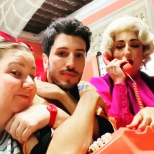 Itziar Castro Instagram - Tengo tantos momentos divertidos con @rossydpalma que no se cuál elegir para felicitarle el cumpleaños, así que aquí tenéis carrusel de vídeos llenos de 😂 

Doy gracias al universo por habernos juntado, pq cuando no la conoces la admiras, pero cuando la conoces no puedes hacer otra cosa que AMARLA ❤️

Feliz cumpleaños querida, adorada, admirada amiga Rossy 🌴 TE QUIERO, TE ADORO y no es sólo just in case 😜

Aquí algunos momentos llenos de RISAS en #behindthescenes en el rodaje de #ÉraseUnaVezPeroYaNo de @manolocaro con @sebastianyatra @soymtrevino @asieretxeandia @monica__mara @lunalionne @netflixes @netflixlat @netflix 

#rossydepalma #cumpleaños #happybirthday #birthday #lavieenrossy #sebastianyatra #yatra #marianatreviño #asieretxeandia #manolocaro #itziar #itziarcastro #itziarcastrovisavis #rodaje #detrásdecámaras #humor #risas