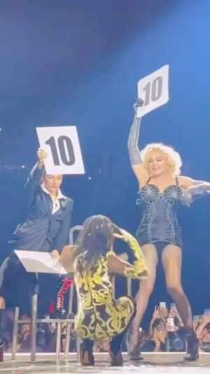Itziar Castro Instagram - MADONNAAAAAAAAAAA 💥 @madonna 

Aún en shock, y ya han pasado días, pero es que volví a ser la adolescente que flipaba con la diva, con su puesta en escena, su dominio del show, su equipo de bailarines/as, las luces, el vídeo, sus hijos… y la sorpresa de @ursulolita que es tan fuerte!!!!! 

Además lo viví cerquita de la familia elegida, mi @perepalau que ya hace 25 años que somos casa 🐙 mi querida @listosparadespegue y la maravillosa @sayobellvis y encuentros sorpresivos con mi adorado @benjadelarosa y la otra diva de la noche @antonioalbella 

What a night! To always remember! 🤭😍

#madonna #celebrationtour #celebration #hollydays #vogue #diva #ursulacorbero #itziar #itziarcastro #itziarcastrovisavis #úrsulacorberó #lacasadepapel #visavis #moneyheist #tokio #palausantjordi #showtime #nofear 🏳️‍🌈🏳️‍⚧️
