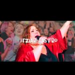 Itziar Castro Instagram - ¿Quieres verme el alma? ¿Quieres saber lo que pienso y siento, del amor, el desamor, la pasión, el dolor, el bullying, el amor propio, el resurgir…? Pues todo ello lo puedes ver en mi espectáculo #ConElCorazónPorDelante un concierto poético-teatral en el que me abro en canal emocionalmente hablando. Un viaje por el amor y el desamor, con humor, cabaret, honestidad, vulnerabilidad, verdad y sorpresas. Si nos quieres llevarme a tu localidad, estaré encantada de llevarte este pedacito de mi ❤️ Y si quieres verlo, ya estamos de gira por España, mira en la descripción de mi perfil. Aquí una pequeña muestra de lo que fue la presentación del proyecto el 14 de febrero en la @salaequismadrid con muchos amigos, amigas y amigues. Gracias a @recordtime_agencia #Vídeo @showprimeproducciones #Libro @planetadelibros @mrediciones #ilustraciones @giselfust #fotos @sentido_fotografia #kimono @kimonea #pantalones @carisalfashiontallasgrandes #zapatos @pepemilanshoes #concierto #poéticoteatral #poesía #poesia #poesiaenespañol #poesías #poemas #canciones #caballitademarconmaldeamores #itziar #itziarcastro #itziarcastrovisavis #lorenagomez #martilda #magia #humor #cabaret #amor #desamor #superación #amorpropio #bullying