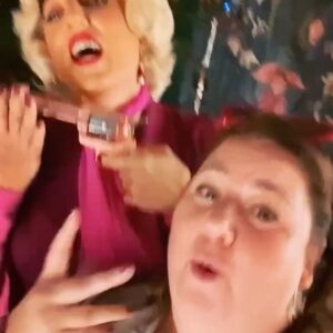 Itziar Castro Instagram - Tengo tantos momentos divertidos con @rossydpalma que no se cuál elegir para felicitarle el cumpleaños, así que aquí tenéis carrusel de vídeos llenos de 😂 

Doy gracias al universo por habernos juntado, pq cuando no la conoces la admiras, pero cuando la conoces no puedes hacer otra cosa que AMARLA ❤️

Feliz cumpleaños querida, adorada, admirada amiga Rossy 🌴 TE QUIERO, TE ADORO y no es sólo just in case 😜

Aquí algunos momentos llenos de RISAS en #behindthescenes en el rodaje de #ÉraseUnaVezPeroYaNo de @manolocaro con @sebastianyatra @soymtrevino @asieretxeandia @monica__mara @lunalionne @netflixes @netflixlat @netflix 

#rossydepalma #cumpleaños #happybirthday #birthday #lavieenrossy #sebastianyatra #yatra #marianatreviño #asieretxeandia #manolocaro #itziar #itziarcastro #itziarcastrovisavis #rodaje #detrásdecámaras #humor #risas