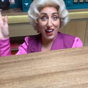 Itziar Castro Instagram - Tengo tantos momentos divertidos con @rossydpalma que no se cuál elegir para felicitarle el cumpleaños, así que aquí tenéis carrusel de vídeos llenos de 😂 

Doy gracias al universo por habernos juntado, pq cuando no la conoces la admiras, pero cuando la conoces no puedes hacer otra cosa que AMARLA ❤️

Feliz cumpleaños querida, adorada, admirada amiga Rossy 🌴 TE QUIERO, TE ADORO y no es sólo just in case 😜

Aquí algunos momentos llenos de RISAS en #behindthescenes en el rodaje de #ÉraseUnaVezPeroYaNo de @manolocaro con @sebastianyatra @soymtrevino @asieretxeandia @monica__mara @lunalionne @netflixes @netflixlat @netflix 

#rossydepalma #cumpleaños #happybirthday #birthday #lavieenrossy #sebastianyatra #yatra #marianatreviño #asieretxeandia #manolocaro #itziar #itziarcastro #itziarcastrovisavis #rodaje #detrásdecámaras #humor #risas