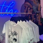 Iva Domingues Instagram - A t -shirt que estou a vestir é uma homenagem a todas as mulheres que passam ou já passaram por um cancro de mama mas sobretudo simboliza a importância de priorizarmos a nossa saúde, não descurarmos as consultas médicas periódicas, estarmos atentas ao nosso corpos e fazermos o auto - exame da mama com frequência. Esta t -shirt quer passar essa mensagem : EXAMINA-AS ! (•)(•) A receita TOTAL das vendas reverte a favor do IPO Lisboa - que tantas mulheres ajuda todos os dias : um lugar de cura , de esperança e de vida. 🩷 🌟 Adquira a sua T-shirt nos espaços @seventhbrunch que apoiam esta iniciativa ou na loja online https://www.seventh.style/ @ipolisboa #examina-as