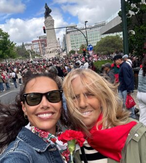 Iva Domingues Instagram - O Povo saiu à rua… não me lembro, em muitos anos, de ver tanta gente !!!

Viva a Liberdade ! 
#25deAbrilSempre #FascismoNuncaMais