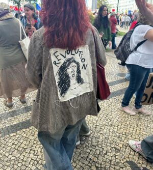Iva Domingues Instagram - O Povo saiu à rua… não me lembro, em muitos anos, de ver tanta gente !!!

Viva a Liberdade ! 
#25deAbrilSempre #FascismoNuncaMais