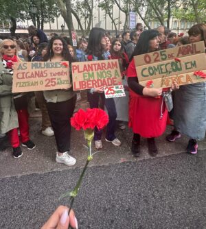 Iva Domingues Instagram - O Povo saiu à rua… não me lembro, em muitos anos, de ver tanta gente !!!

Viva a Liberdade ! 
#25deAbrilSempre #FascismoNuncaMais
