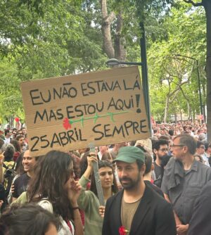 Iva Domingues Instagram - O Povo saiu à rua… não me lembro, em muitos anos, de ver tanta gente !!!

Viva a Liberdade ! 
#25deAbrilSempre #FascismoNuncaMais