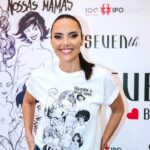 Iva Domingues Instagram - A t -shirt que estou a vestir é uma homenagem a todas as mulheres que passam ou já passaram por um cancro de mama mas sobretudo simboliza a importância de priorizarmos a nossa saúde, não descurarmos as consultas médicas periódicas, estarmos atentas ao nosso corpos e fazermos o auto - exame da mama com frequência. Esta t -shirt quer passar essa mensagem : EXAMINA-AS ! (•)(•) A receita TOTAL das vendas reverte a favor do IPO Lisboa - que tantas mulheres ajuda todos os dias : um lugar de cura , de esperança e de vida. 🩷 🌟 Adquira a sua T-shirt nos espaços @seventhbrunch que apoiam esta iniciativa ou na loja online https://www.seventh.style/ @ipolisboa #examina-as