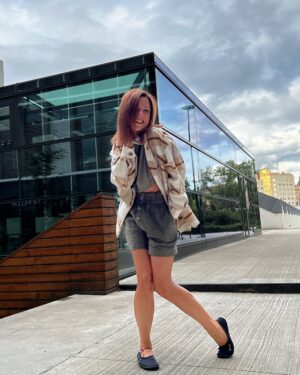 Ivana Korolová Instagram - Co lovim v kapse nevim, ale vlasy jsou jako nový!😍 Díky! Byl to pro mě superrelax😊 @jenda_hair_and_bake …holky, běžte se taky vyzenovat ke svým kadeřníkům a kadeřnicím.😘☀️ 
 
Boty moje milovaný by @bosy_bod #leguano #barefootshoes #spoluprace