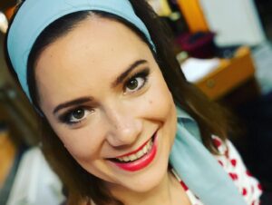 Ivana Korolová Instagram - Láska v přímém přenosu a podoby tohodle představení😊🎭❤️ Susan- zdánlivě šťastná žena, Melody- fanynka rockové hvězdy a Laura- žena, toužící po lasce svého vytíženého muže. Korolka- happy woman s kolegyní a kámoškou @tyna_frej  @divadlo_kalich @tyna_frej  #divadlo #miluju #komedie