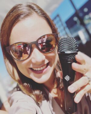 Ivana Korolová Instagram - Jeden z dárků k narozkám od mýho kluka byl mikrofon!!! 😍🎤A já se brutálně těším, až ho použiju:
6.10. 🗓️ od 20:00⏰
na koncertě s kapelou🎹🥁 
v PARDUBICÍCH 🐴
na Pernštýnským náměstí!💗

Moje rodný město!! Splněnej sen! Doražte za námi!!!
Chystáme to pro vás krásný!🙏🏻🤩 

#mestskeslavnosti #pardubice #koncert #snyseplni #kdyzsiprejes #pernstynskenamesti