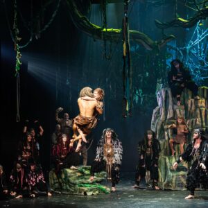 Ivana Korolová Instagram - Muzikál TARZAN prostě musíte zažít😊🎭🥰
Disneyovka, hudba Philla Collinse, orchestr v zádech, akrobacie na šálách, na zemi, výkony všech, scéna, džungle. Doražte❤️ 
A máme akci na lístky, abychom vás ještě víc nalákali, když je venku tak hezky.😅 
@divadlo_hybernia @roobert.urban @zenahlice @disney #tarzan #muzikal #divadlo #disney 
Foto by @fotohavlin