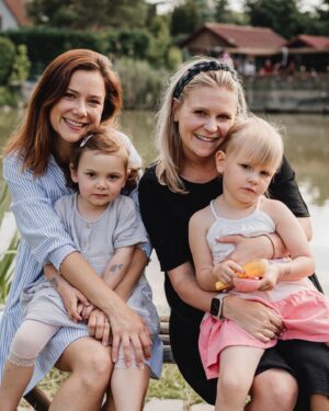 Ivana Korolová Instagram - Zastav se okamžiku, jsi nádherný… (J.W. Goethe)
Musím se podělit o tyhle krásný fotky z oslavy naší Amelinky(ač jsem to zvažovala dlouho)…❤️🥳 Jednak pro to, že chci poděkovat mojí @alzbeta.zidkova za to, jak vždycky všechno umí zachytit v nejkrásnější moment a taky děkuju živote… tak mě bavíš❤️❤️❤️ 
Kamarádi, užívejte každou minutu, každou fázi, to je TO! O tom to je❤️ Ne, si říkat, ježiš, ať už chodí, ať už umí na nočník, ať už je samostatná…

Na začátku mojí mamafáze mi někdo řekl: ,,hlavně s ní neusínej, nech ji usínat samotnou, ať si na to nezvykne”… To je jeden z našich nej rituálů, kdy po celým dni plná dojmu usíná vedle maminky v bezpečí a já na ni pak koukám, když spí a furt se kochám, že je naše…❤️ Pak odejdu do svý postele a ona celou noc spinká sama… Až mě někdy mrzí, že v noci třeba nepříjde.😊 Zkrátka… žijme teď a tady a v tenhle moment.❤️ #laska @okem_betky 

Nějak se letos k těm třetím narozkám dojímám a cejtím takovou vděčnost za svou velkou rodinu. 😊 Až jsem patetická po dlouhý době.🤣 
A taky děkujeme @chabrybarna  za úžasný servis, dobroty a lásku.😘
 
Miluju Tě, famílie naše…❤️