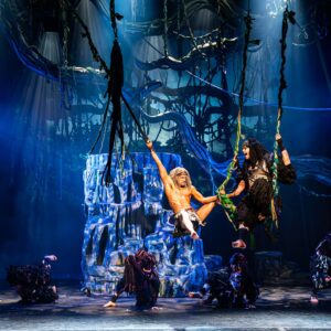 Ivana Korolová Instagram - Muzikál TARZAN prostě musíte zažít😊🎭🥰
Disneyovka, hudba Philla Collinse, orchestr v zádech, akrobacie na šálách, na zemi, výkony všech, scéna, džungle. Doražte❤️ 
A máme akci na lístky, abychom vás ještě víc nalákali, když je venku tak hezky.😅 
@divadlo_hybernia @roobert.urban @zenahlice @disney #tarzan #muzikal #divadlo #disney 
Foto by @fotohavlin