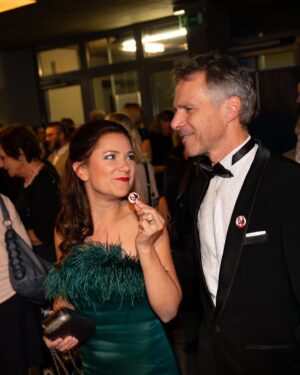 Ivana Korolová Instagram - V sobotu jsme završili naše zkoušení v @divadlo_hybernia a odpremiérovali hudební komedii Janka Ledeckého ZAPOMEŇTE NA SHAKESPEARA. 🎭 Parto, byli jste super!!🥹😘🤩 

Další předstávka, u kterých se můžem vidět jsou 11.11. 14:00 a pak 10.12. 18:00🤗 
Děkuju @jenda_hair_and_bake za vlasový styling a doprovod😘
#zapomentenashakespeara #premiera #komedie #muzikal