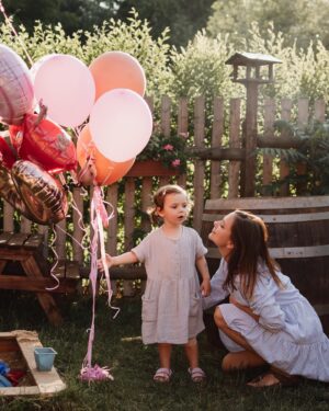 Ivana Korolová Instagram - Zastav se okamžiku, jsi nádherný… (J.W. Goethe)
Musím se podělit o tyhle krásný fotky z oslavy naší Amelinky(ač jsem to zvažovala dlouho)…❤️🥳 Jednak pro to, že chci poděkovat mojí @alzbeta.zidkova za to, jak vždycky všechno umí zachytit v nejkrásnější moment a taky děkuju živote… tak mě bavíš❤️❤️❤️ 
Kamarádi, užívejte každou minutu, každou fázi, to je TO! O tom to je❤️ Ne, si říkat, ježiš, ať už chodí, ať už umí na nočník, ať už je samostatná…

Na začátku mojí mamafáze mi někdo řekl: ,,hlavně s ní neusínej, nech ji usínat samotnou, ať si na to nezvykne”… To je jeden z našich nej rituálů, kdy po celým dni plná dojmu usíná vedle maminky v bezpečí a já na ni pak koukám, když spí a furt se kochám, že je naše…❤️ Pak odejdu do svý postele a ona celou noc spinká sama… Až mě někdy mrzí, že v noci třeba nepříjde.😊 Zkrátka… žijme teď a tady a v tenhle moment.❤️ #laska @okem_betky 

Nějak se letos k těm třetím narozkám dojímám a cejtím takovou vděčnost za svou velkou rodinu. 😊 Až jsem patetická po dlouhý době.🤣 
A taky děkujeme @chabrybarna  za úžasný servis, dobroty a lásku.😘
 
Miluju Tě, famílie naše…❤️