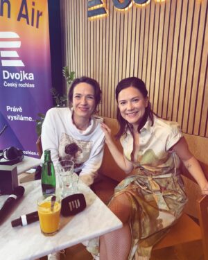 Ivana Korolová Instagram - Děkuju za pozvání do pořadu Blízká setkání s @terakost 😍 V duchu jsem si přála tohle setkání a znovu se potvrdilo, že když si vyšlete nějakou myšlenku, tak se splní.🤗 Terezko, jsi moderátorské eso a bylo mi velkou ctí. Tvá energie je naprosto nabíjející.😊 
Honzíku a Tobě díky, že mě provázíš a doprovázíš tam, kam si zamanu a zavanu😂😊😘🎹🎤 @honzasimacek  @crodvojka