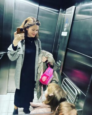 Ivana Korolová Instagram - Odchody do školky🥰 
Už se z nich stala příjemná záležitost. ,,Mamí, pojď uuuuž”.😊 Řeknu vám, spadl mi kámen ze srdce, že se jí tam líbí. Ona je mezi svými a my zase máme svůj čas na práci a na nádech.🙏🏻 A to vítání po školce je…🥰❤️ 
Držím všem maminkám palce! Vy poznáte nejlíp, jestli na to už je čas nebo ještě ne. A děti taky musí nejdřív zmapovat prostředí, poznat to tam a hlavně postupně poznat všechny lidi tam a chvíli trvá, než to pro ně přestane být cizí prostředí. 
Hodně jsme si o tom doma všichni povídali, hodně jsme si na školku hráli. Každej určitě máte svoje cesty.😊 
Vše hlavně v klidu a s největší láskou a pomalu, pokud to lze.❤️
A taky jsem teda čerpala u @nevychova  na Spotify, kde najdete podcast přímo o tomhle tématu.😘#školka
