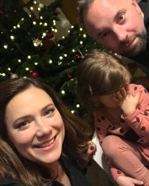 Ivana Korolová Instagram - Štěstí a láska❤️🎄🥰
Tak jako všem mi události posledních dní vzaly vítr z plachet. Slova došla. Tolik soucítím se všemi… chodila jsem do školy hned naproti…

Ale protože nikdy není úplný bezvětří, pořád člověk pluje, byť skoro neviditelně, na vlnách lásky, maličkostí a semknutí.❤️ Protože kdyby zakotvil, vyhrála by ta druhá strana, co nemá srdce a to na plné čáře. A to nesmíme dopustit! 
Láskou navzdory❤️ 

#laska #mir #vanoce #klid