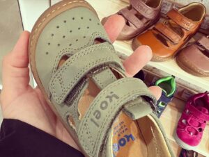 Ivana Korolová Instagram - SOUTĚŽ!!!😍
Jakou značku Barefoot bot máte rádi??👟🥿👞 
To je otázka, na kterou když mi odpovíte do komentáře pod příspěvek do neděle a budete k tomu sledovat profil @bosy_bod , tak můžete vyhrát poukaz na boty v hodnotě 1000,-.🤗😍 
Tenhle obchod je moje srdcovka…
Takže jsem fakt ráda, že vás můžu taky trochu potěšit.😊 
Jo prosim vás, ja fotila dětský boty, páč většinou jdu pro ně, ale můžete si poukaz využít na cokoliv. 
#barefoot #soutez #boty #bosybod