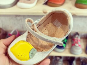 Ivana Korolová Instagram - SOUTĚŽ!!!😍
Jakou značku Barefoot bot máte rádi??👟🥿👞 
To je otázka, na kterou když mi odpovíte do komentáře pod příspěvek do neděle a budete k tomu sledovat profil @bosy_bod , tak můžete vyhrát poukaz na boty v hodnotě 1000,-.🤗😍 
Tenhle obchod je moje srdcovka…
Takže jsem fakt ráda, že vás můžu taky trochu potěšit.😊 
Jo prosim vás, ja fotila dětský boty, páč většinou jdu pro ně, ale můžete si poukaz využít na cokoliv. 
#barefoot #soutez #boty #bosybod