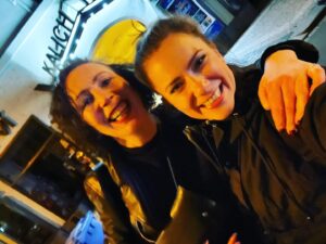 Ivana Korolová Instagram - Láska v přímém přenosu a podoby tohodle představení😊🎭❤️ Susan- zdánlivě šťastná žena, Melody- fanynka rockové hvězdy a Laura- žena, toužící po lasce svého vytíženého muže. Korolka- happy woman s kolegyní a kámoškou @tyna_frej  @divadlo_kalich @tyna_frej  #divadlo #miluju #komedie
