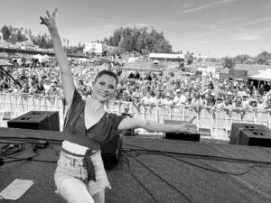 Ivana Korolová Instagram - Díky moc!!!!🤩
Že jste dorazili😊
Že jste zpívali s náma!🎤
Že jste vydrželi v tom horku.🔥
Nesmírně si toho vážím!❤️
@primafest #festival #primafest