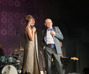 Ivana Korolová Instagram - Narozeninový koncert Tomáše Trapla byl prostě fantastickej a jsem happy, že jsem byla součástí🥰
@tomastrapl žeru Tě, už tolik let!! Tvůj hlas je prostě jedinečnej! 
Photo by: Martin Polák a @irenakoskova 😊
Šaty @debbie_brown.factory 🌸