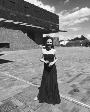 Ivana Korolová Instagram - Je už pokročilá hodina a já vstřebavám dojmy dnešního dne. Nádhernýho svatebního dne, kde došlo ke spojení tolika… Těch Dvou, jejich rodin, přátel a známých, kteří byli všichni na jedné vlně. A víte co? Ikdyž to byla svatba, kde bylo víc rodičů na pár, než je ,,standart”, všude bylo tolik lásky, že mě to dojímá ještě teď… stejně se ukázalo, že Láska je jen jedna, ikdyž je člověk z rodiny, kde se třeba něco nepovedlo, aby se to mohlo povést později. A stejně rodiče pronesou tak srdceryvnou řeč, že se prostě ukáže, že děti jsou to nejkrásnější a to, co nás spojuje navždy a co láska může dát, ať je jakákoliv.
Přeju Vám jen nekonečno lásky a láskyplné tolerance S a M.❤️