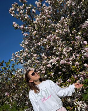Ivana Korolová Instagram - Už jste byli na motýlech v botance v Praze? Je to tam kouzelný…🦋🤩 
Foto 1- já mezi magnoliema
Foto 2- motýl mezi náma
Foto 3- ,,kluci jdeme na jedno”😂
Foto 4- my dvě
Foto 5- aaaa, přiletěl
Foto 6- největší zážitek🥰🦋
#motyl #magnolie #laska 
@irenakoskova